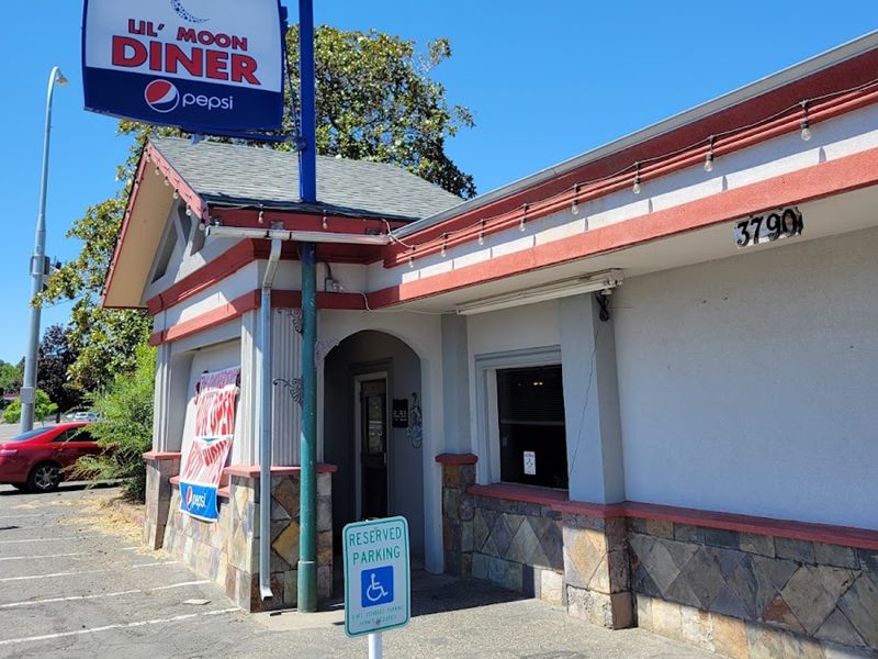 Lil’ Moon Diner exterior